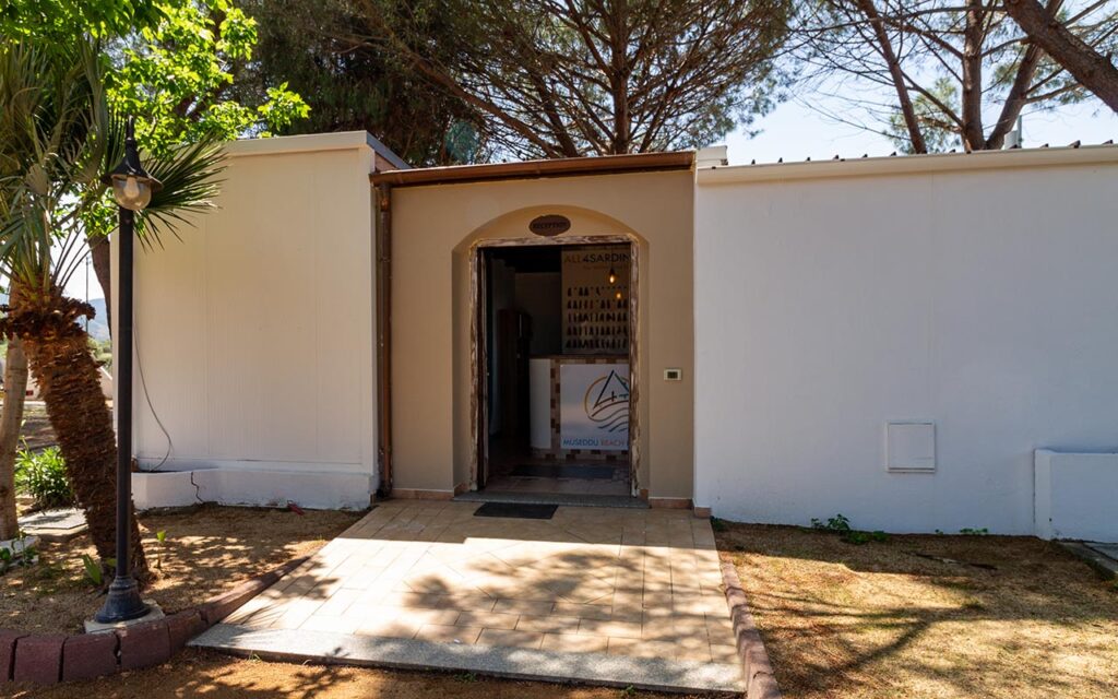 der Eingang des Aparthotels Museddu Beach, Cardedu - meer sardinien urlaub
