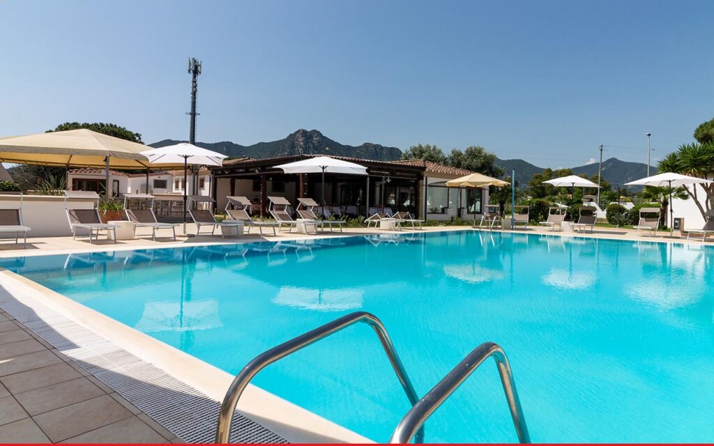 der großzügige Pool mit Sonnenliegen des Aparthotels Museddu Beach, Cardedu - meer sardinien urlaub