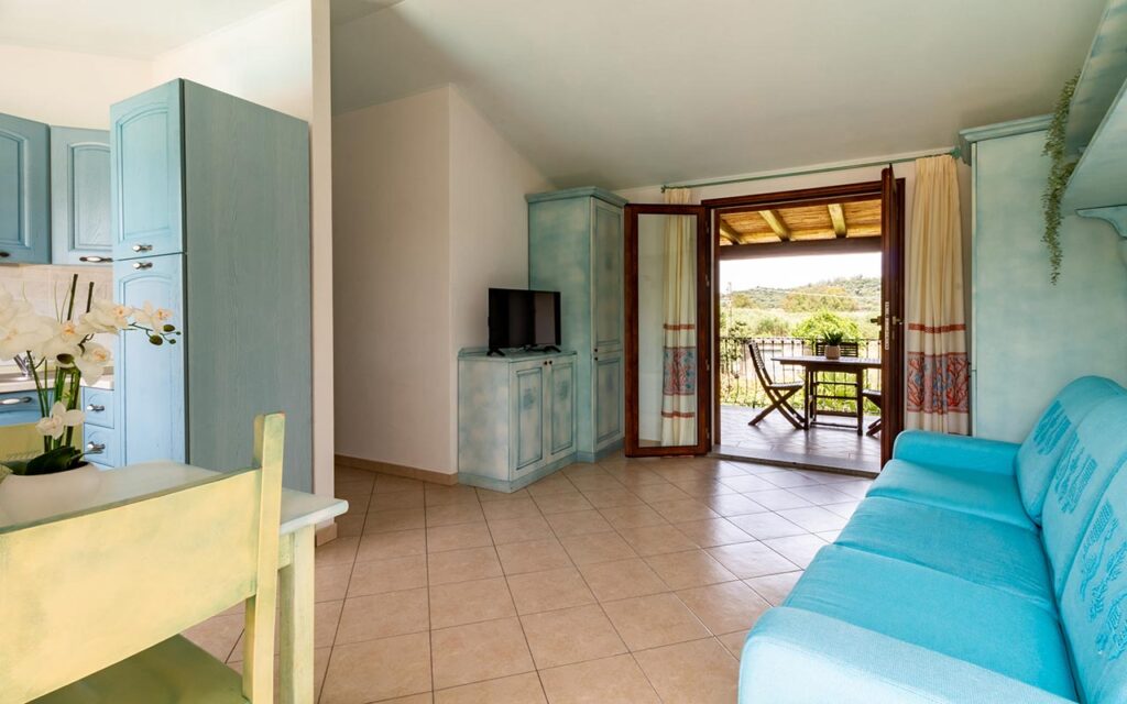 die Schlafcouch im Wohn- und Essraum des Aparthotels Museddu Beach, Cardedu - meer sardinien urlaub