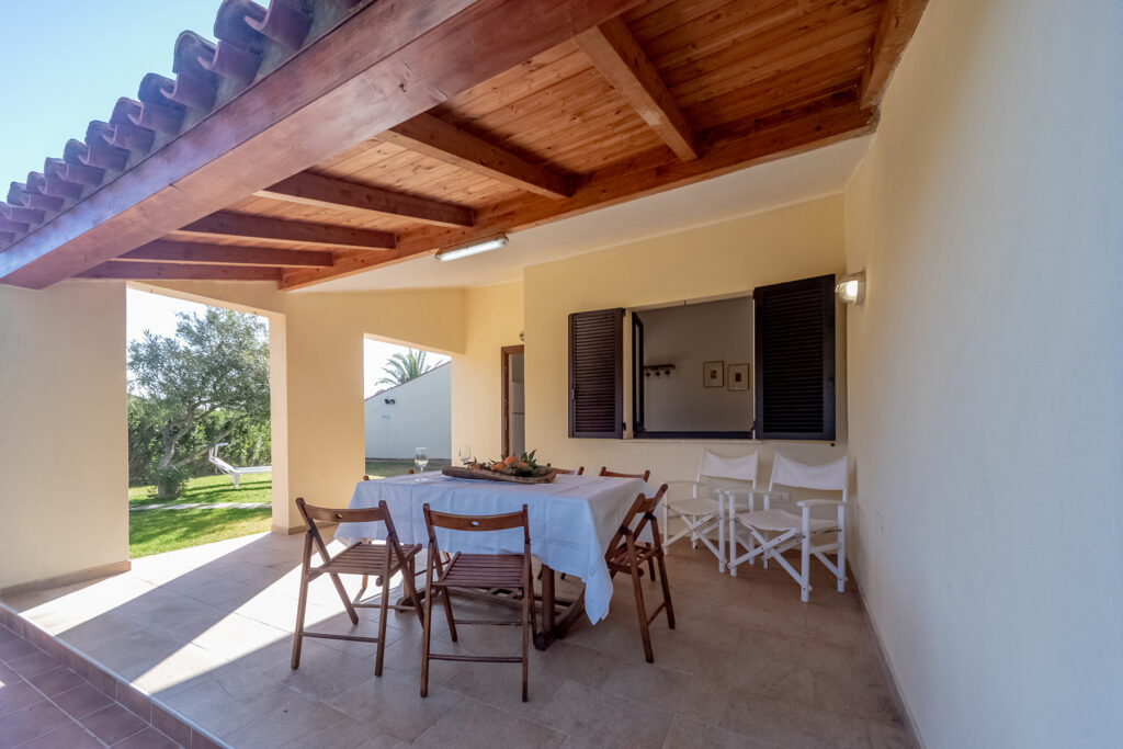 die bestuhlte Terrasse des Ferienhauses Federica, Costa Rei - meer sardinien urlaub