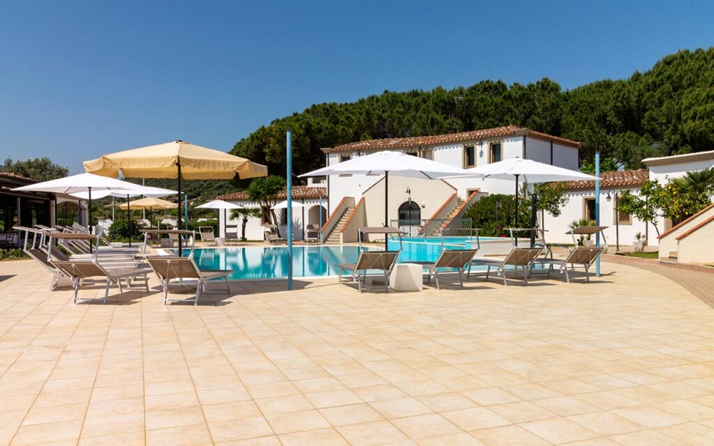die weitläufige Poolterrasse des Aparthotels Museddu Beach, Cardedu - meer sardinien urlaub