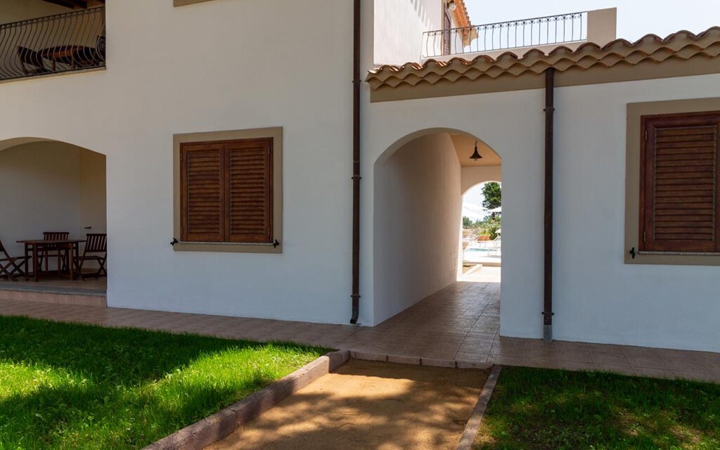eines der Zugänge des Aparthotels Museddu Beach, Cardedu - meer sardinien urlaub