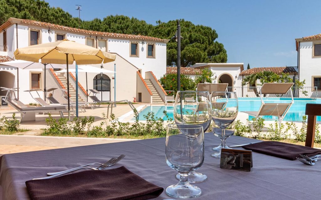 von der Restaurantterrasse hat man einen schönen Blick auf den Pool und die Wohngebäude, Aparthotel Museddu Beach, Cardedu - meer sardinien urlaub