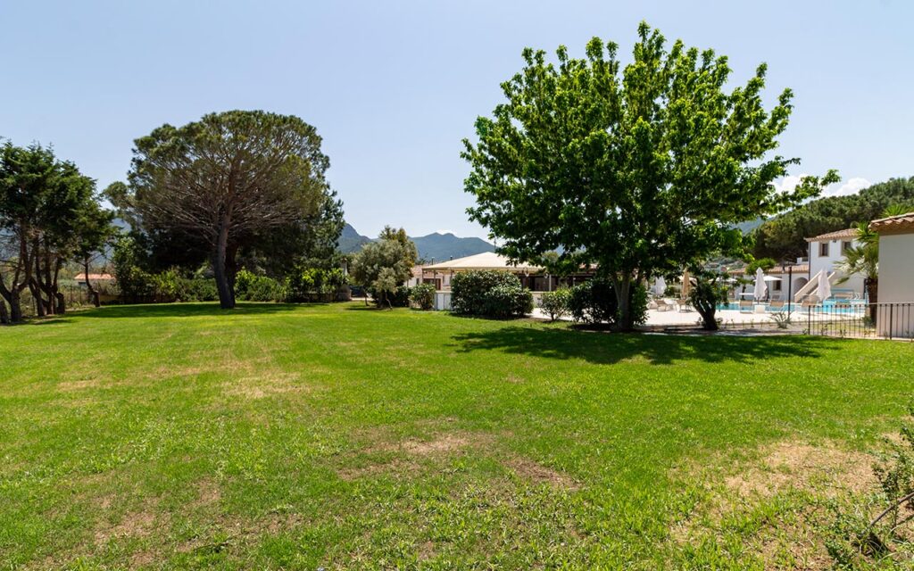 weite Rasenflächen zieren das Aparthotel Museddu Beach, Cardedu - meer sardinien urlaub