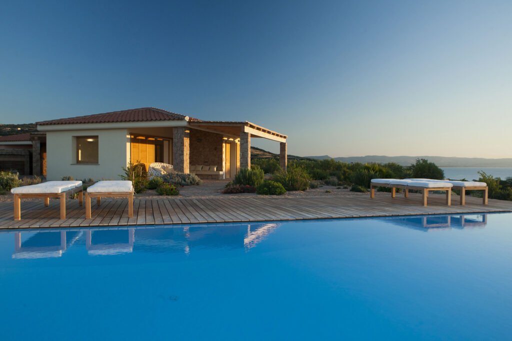 Anblick des Ferienhauses Canneddi mit Privatpool und Meerblick, Torreruja, Isola Rossa - meer sardinien urlaub