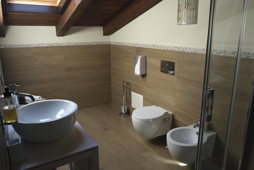 Bad des Doppelzimmers mit Schrägdach, Agriturismo Inghirios, Alghero - meer sardinien urlaub