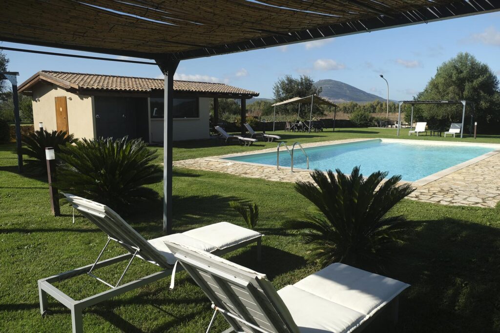 Blick auf den Pool des Agriturismo Inghirios, Alghero - meer sardinien urlaub