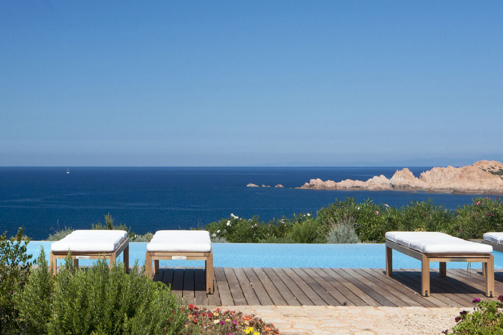 Blick auf den Privatpool mit Meerblick des Ferienhauses Canneddi, Torreruja, Isola Rossa - meer sardinien urlaub