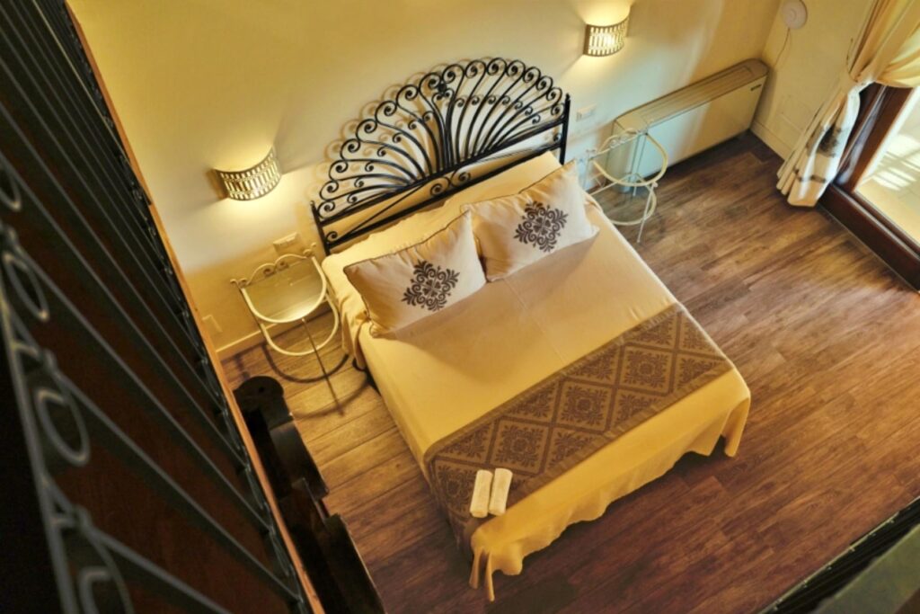 Blick von der Zwischenetage, Deluxe-Zimmer, Inghirios Alghero - meer sardinien urlaub