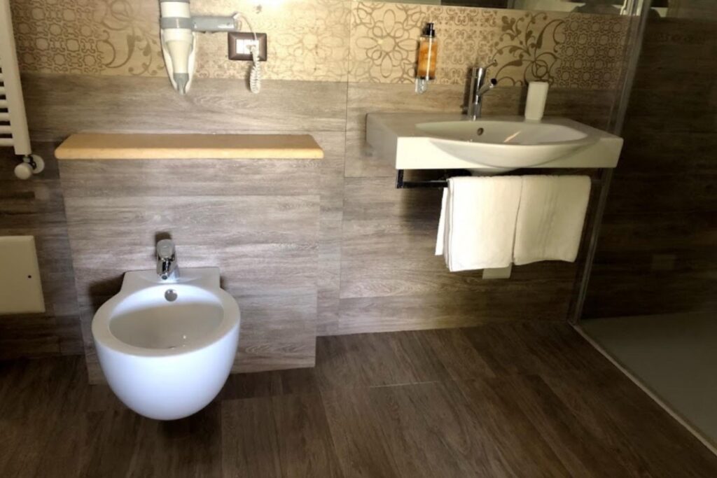 Das Bad des Deluxe-Zimmers, Agriturismo Inghirios Alghero - meer sardinien urlaub