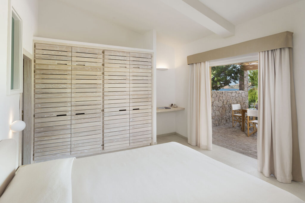Das Doppelschlafzimmer des Ferienhauses Romasinu vom Torreruja, Isola Rossa - meer sardinien urlaub