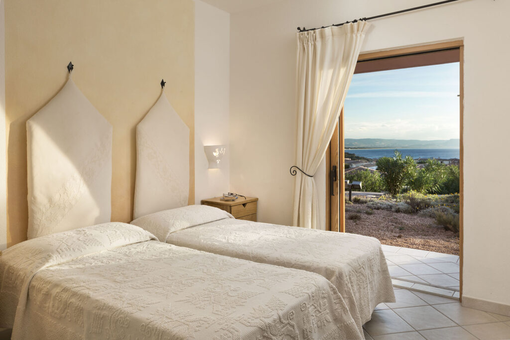 Das Doppelschlafzimmer des Ferienhauses Tamerici, Torreruja, Isola Rossa - meer sardinien urlaub