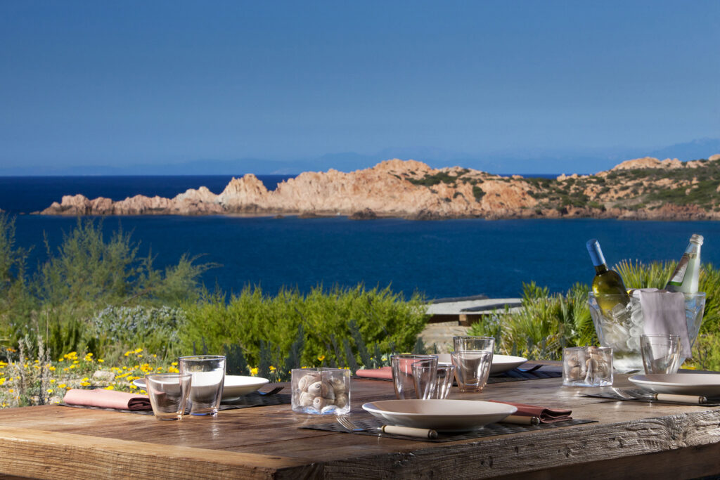 Der Blick vom Esstisch auf der Terrasse des des Ferienhauses Olivastri, Torreruja, Isola Rossa - meer sardinien urlaub