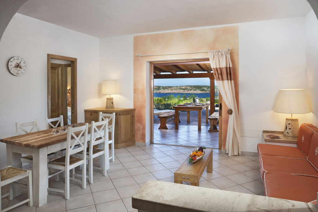 Der Wohn- und Essbereich des Ferienhauses Olivastri mit Meerblick, Torreruja, Isola Rossa - meer sardinien urlaub