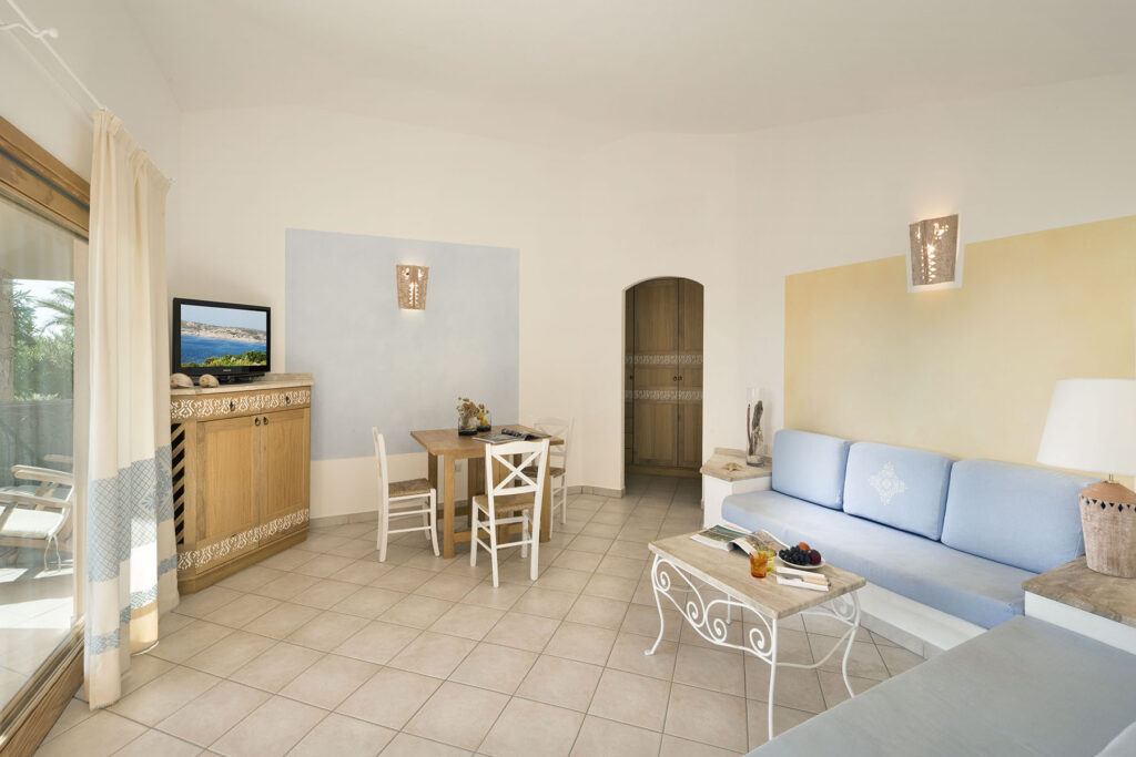 Der Wohn- und Essraum des Ferienhauses Lisandri, Torreruja, Isola Rossa - meer sardinien urlaub