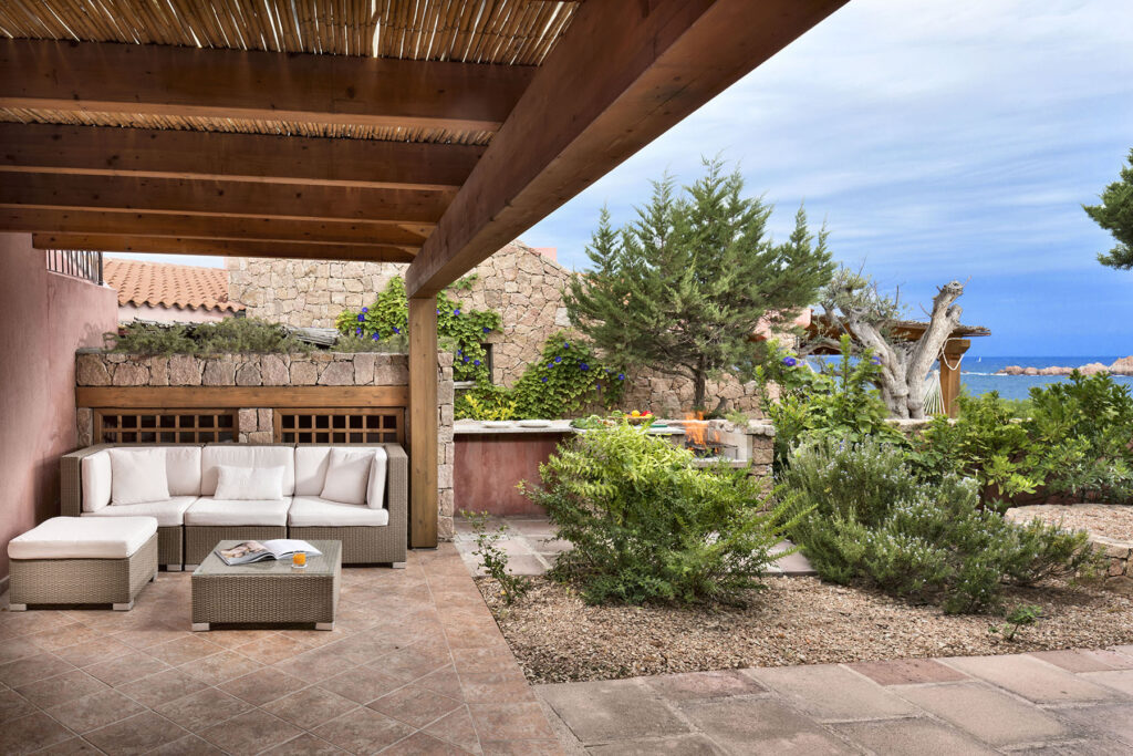 Die Meerblick-Terrasse des Ferienhauses Tamerici, Torreruja, Isola Rossa - meer sardinien urlaub