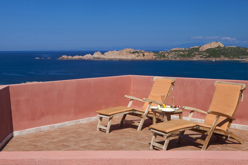 Die Sonnenterrasse mit Meerblick des Ferienhauses Olivastri, Torreruja, Isola Rossa - meer sardinien urlaub