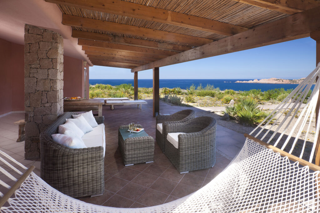 Die Terrasse mit Hängematte für tolle Entspannungsmomente mit Meerblick, Ferienhaus Olivastri, Torreruja, Isola Rossa - meer sardinien urlaub
