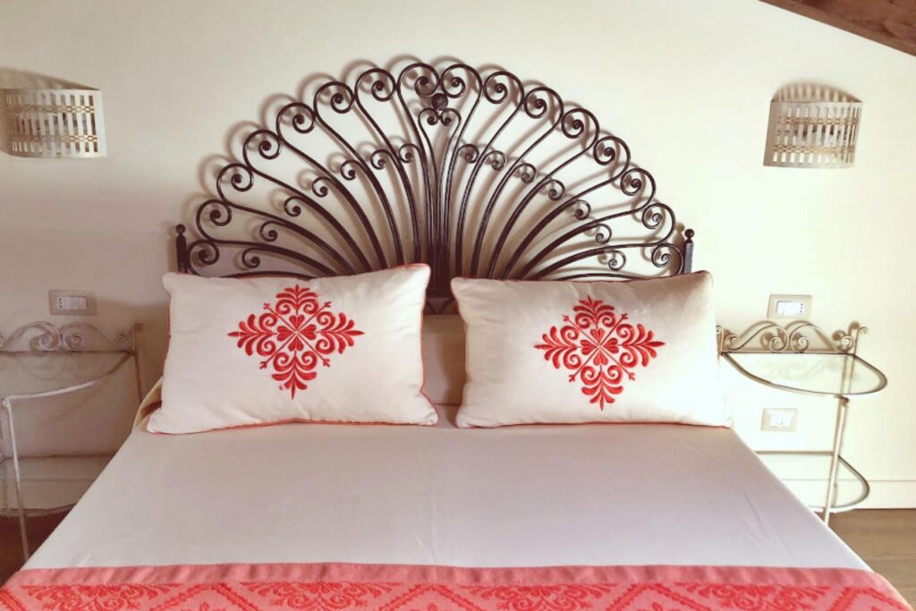Doppelbett des Vierbettzimmers Agriturismo Inghirios, Alghero - meer sardinien urlaub