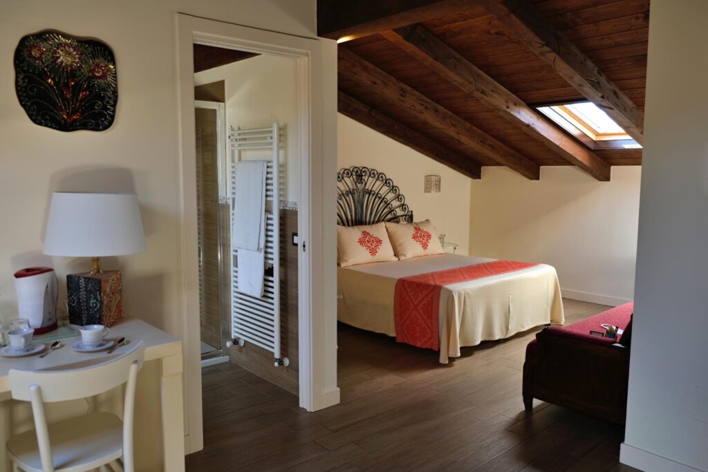 Doppelzimmer mit Schrägdach, Agriturismo Inghirios, Alghero - meer sardinien urlaub