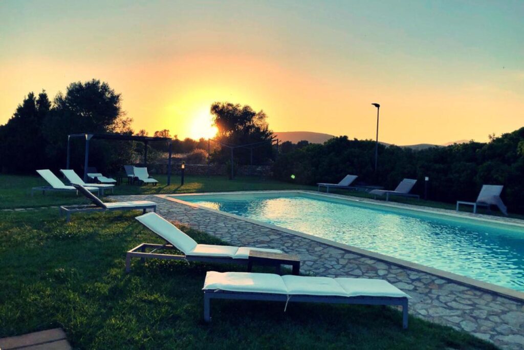 Pool mit Sonnenuntergang des Agriturismo Inghirios, Alghero - meer sardinien urlaub