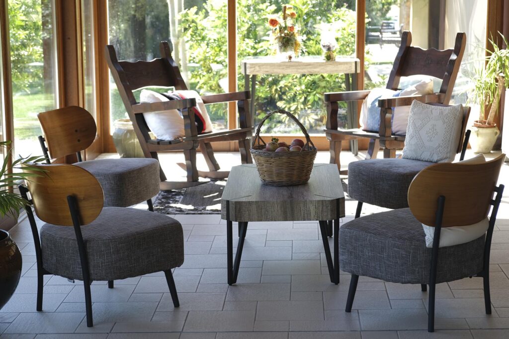 Sitzgelegenheiten in der Hall des Agriturismo Inghirios, Alghero - meer sardinien urlaub