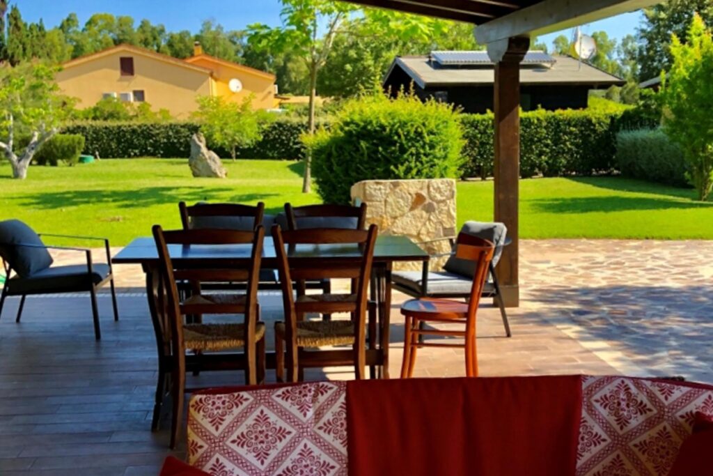 Sitzmöglichkeiten auf der Terrasse des Agriturismo Su Passu, Alghero - meer sardinien urlaub