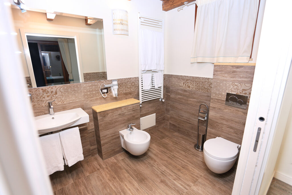 das Bad des Standardzimmers im Agriturismo Inghirios, Alghero - meer sardinien urlaub