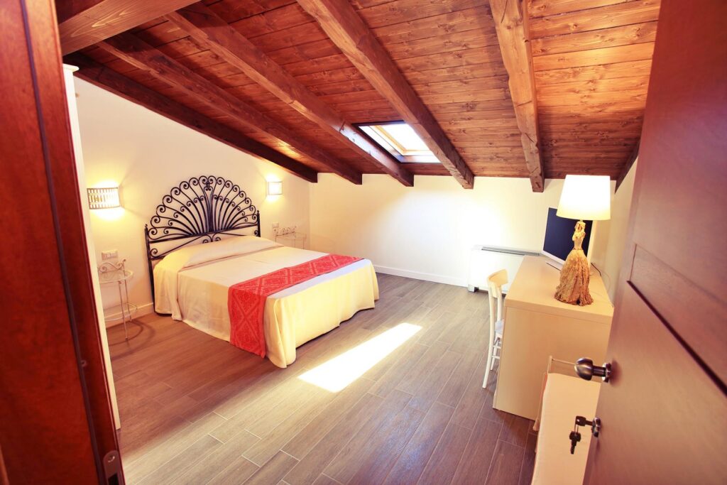 das Doppelzimmer mit Schrägdach, Agriturismo Inghirios, Alghero - meer sardinien urlaub
