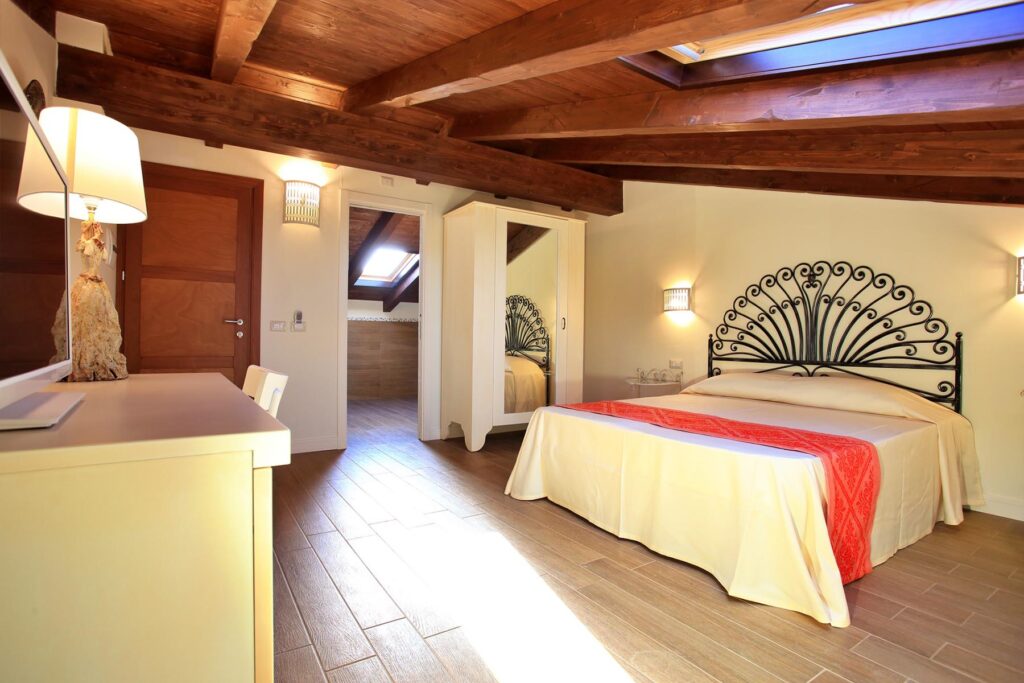 das Vierbettzimmer mit Schrägdach, Inghirios, Alghero - meer sardinien urlaub