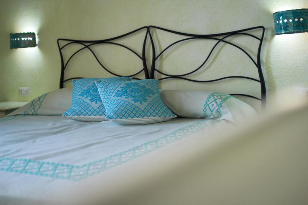 ein Doppelbett im Agriturismo Su Passu, Alghero - meer sardinien urlaub