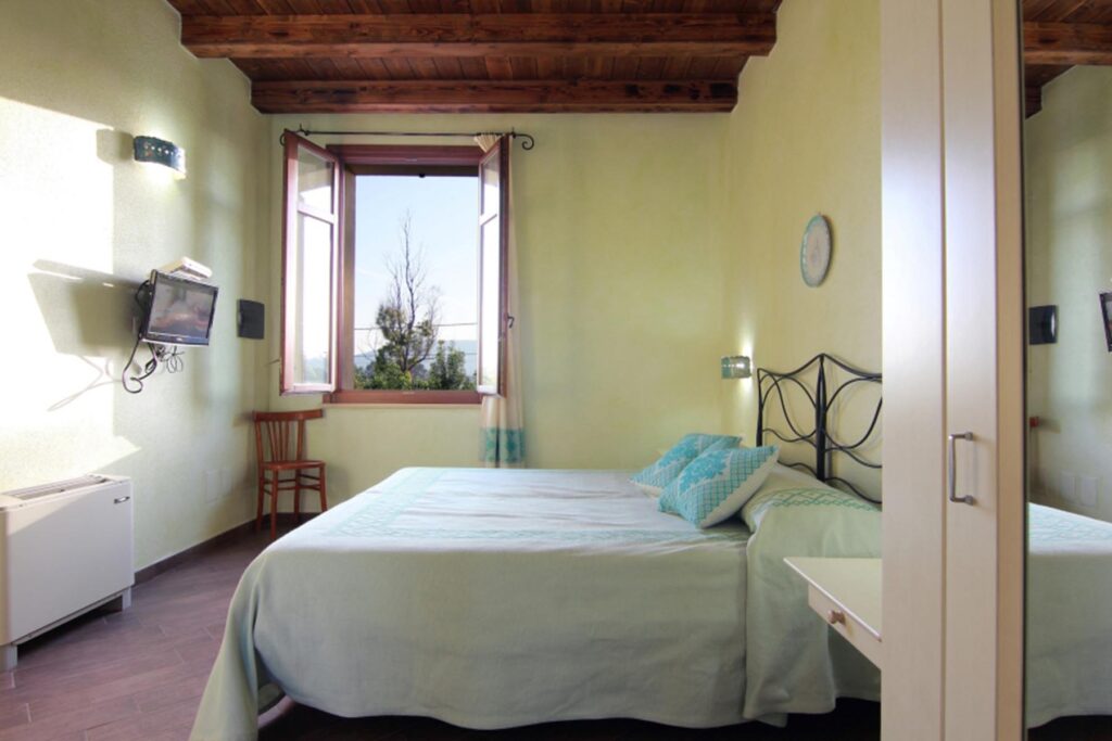 ein Doppelzimmer mit Holzdecke, Agriturismo Su Passu, Alghero - meer sardinien urlaub