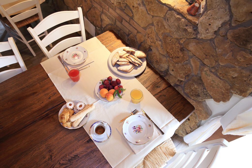 ein Frühstückstisch im Agriturismo Inghirios, Alghero - meer sardinien urlaub