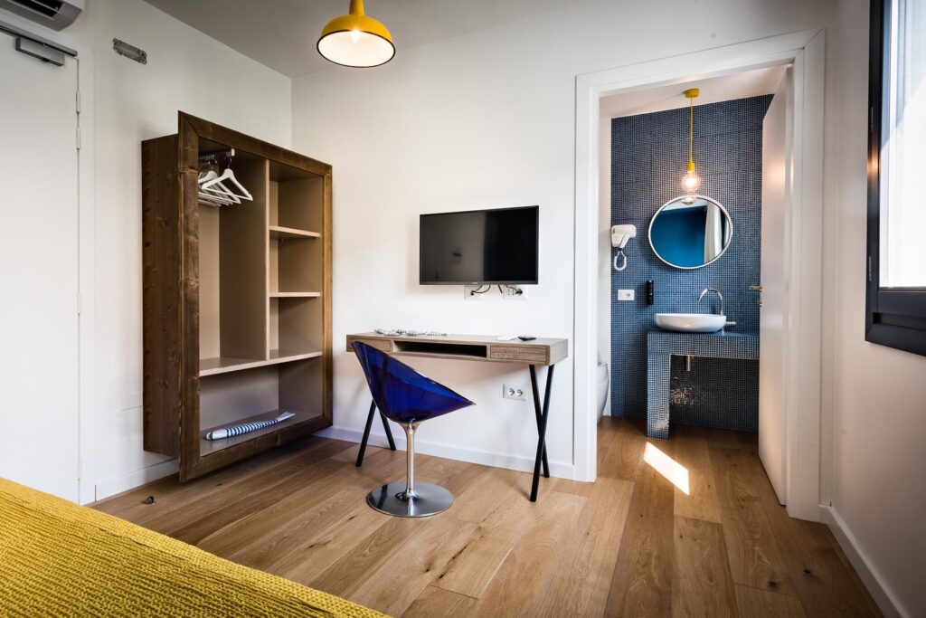 Blick vom Schlafraum in das Badezimmer, Hotel Teku Boutique, Barisardo - meer sardinien urlaub