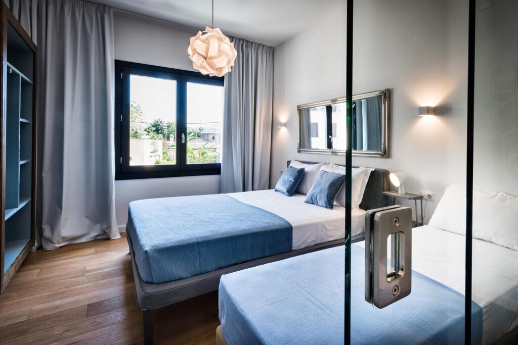 Blick vom verglasten Badezimmer in den Schlafraum, Hotel Teku Boutique, Barisardo - meer sardinien urlaub