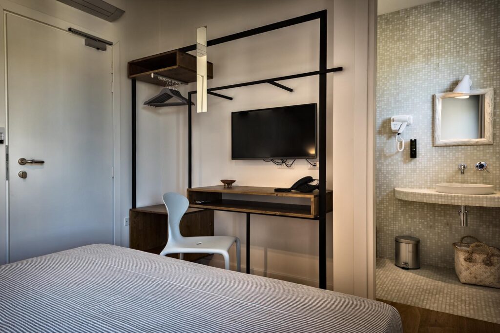 Designer-Möbel und Detail-Liebe kennzeichnen jedes Schlafzimmer des Hotels Teku Boutique, Barisardo - meer sardinien urlaub