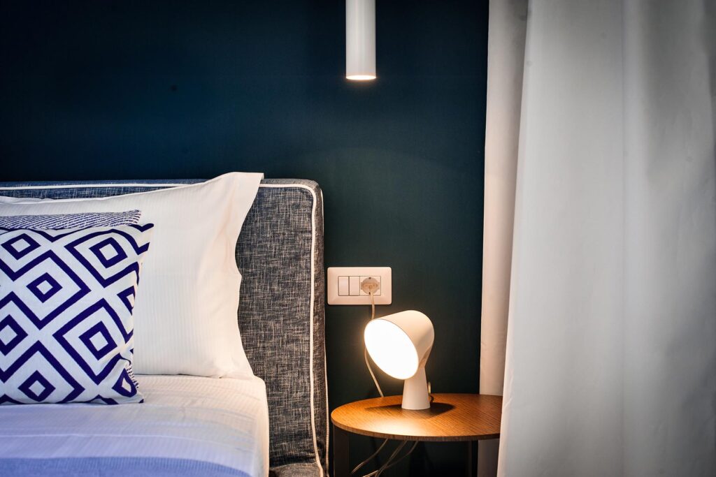 Detailaufnahme eines Schlafzimmers im Hotel Teku Boutique, Barisardo - meer sardinien urlaub