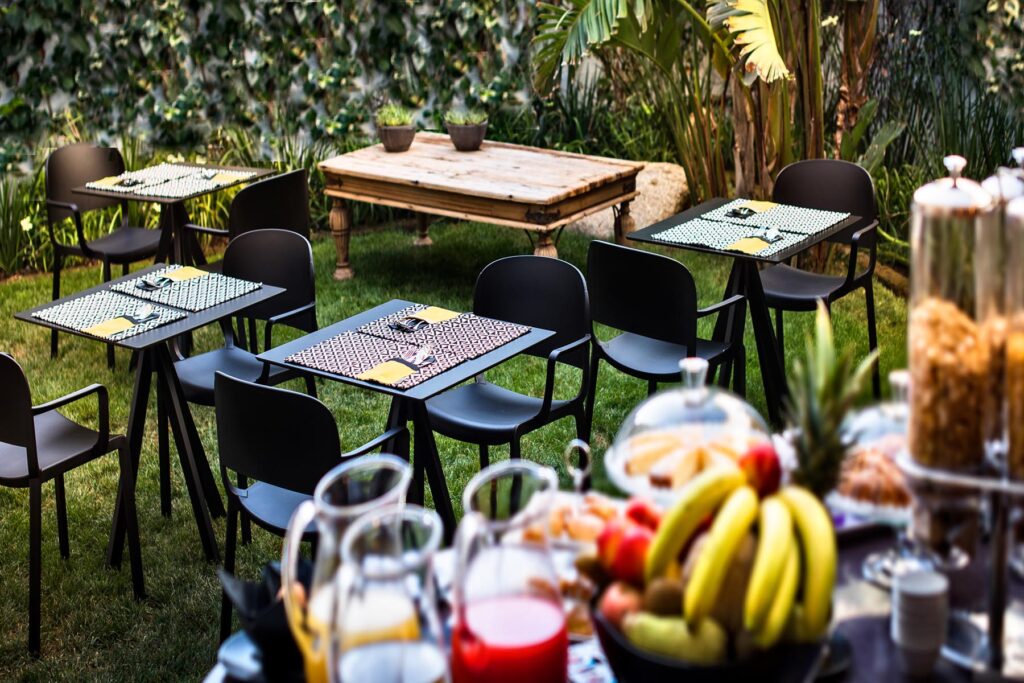 Frühstück im Grünen im Hotel Teku Boutique, Barisardo - meer sardinien urlaub