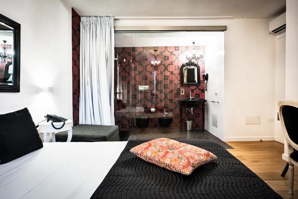 das Schlafzimmer mit verglastem Badezimmer, Hotel Teku Boutique, Barisardo - meer sardinien urlaub