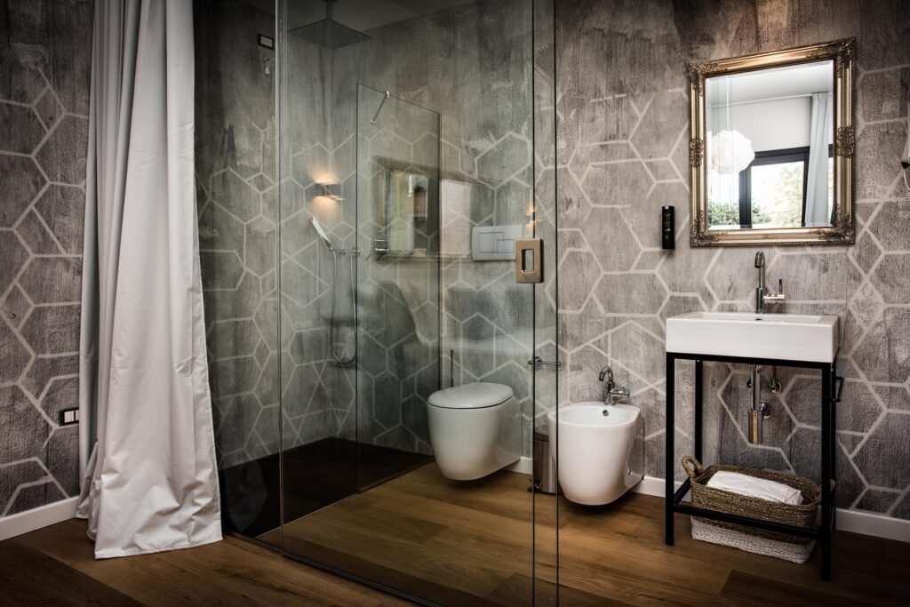 das zimmereigene Designer-Bad mit Glaswand, Hotel Teku Boutique, Barisardo - meer sardinien urlaub