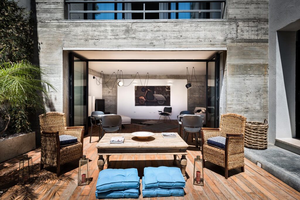 die Gemeinschaftsterrasse beim Innengarten, Hotel Teku Boutique, Barisardo - meer sardinien urlaub