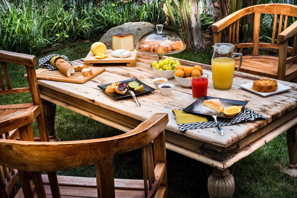 ein Frühstückstisch auf der Terrasse des Hotels Teku Boutique, Barisardo - meer sardinien urlaub