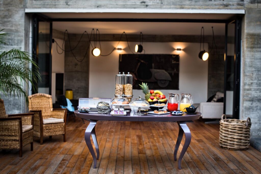 ein Teil des Frühstücksbüffets im Hotel Teku Boutique, Barisardo - meer sardinien urlaub