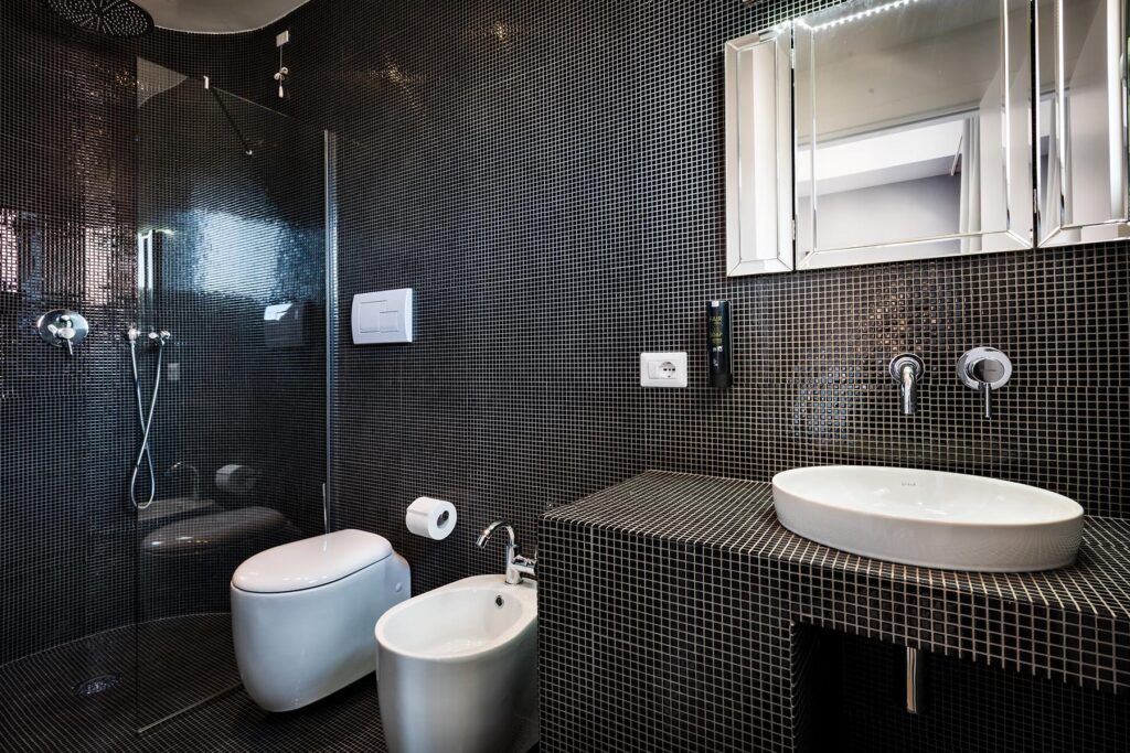 eines der durchweg individuellen Badzimmer im Hotel Teku Boutique, Barisardo - meer sardinien urlaub