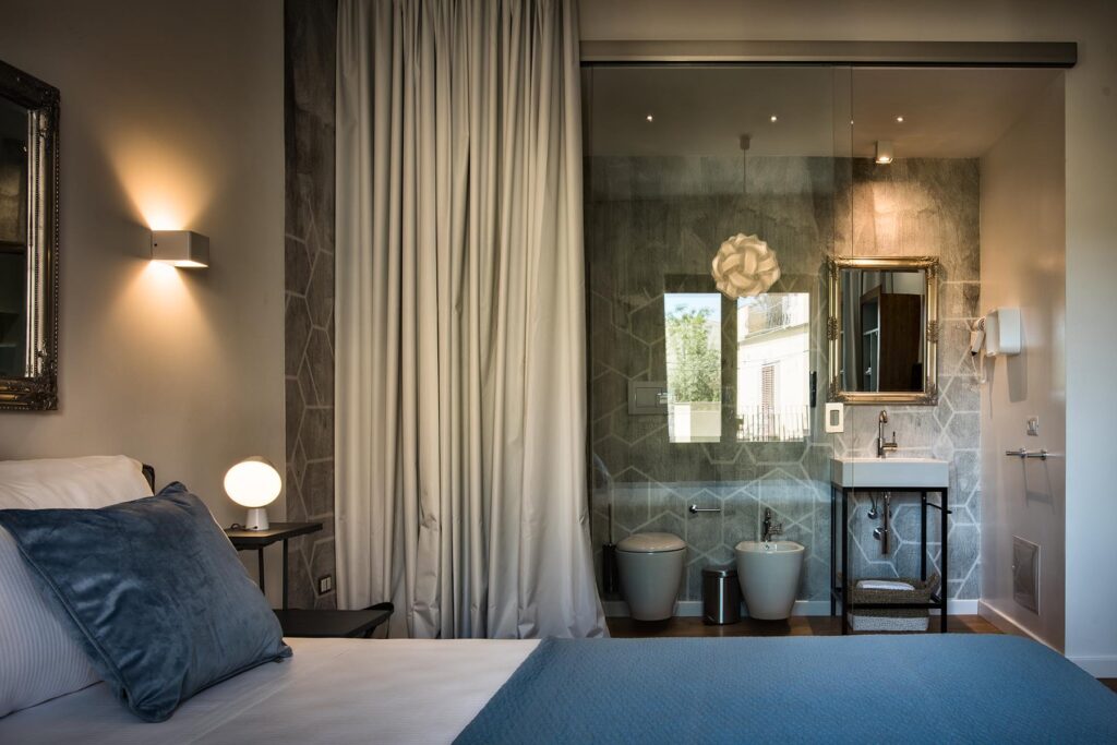 eines der individuellen Schlafzimmer mit integriertem Bad, Hotel Teku Boutique, Barisardo - meer sardinien urlaub