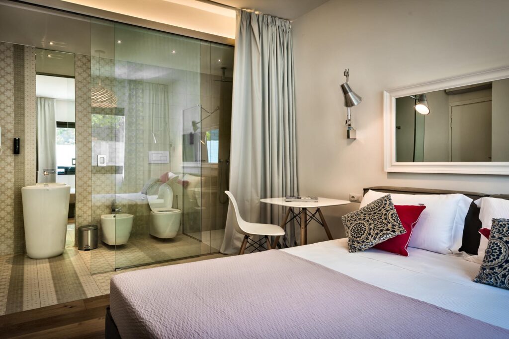 eines der ungewöhnlichen Schlafzimmer mit Glaswand zum Bad, Hotel Teku Boutique, Barisardo - meer sardinien urlaub