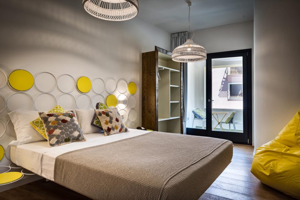 individuelle Formen und Farben charakterisieren jeden Schlafraum des Hotels Teku Boutique, Barisardo - meer sardinien urlaub