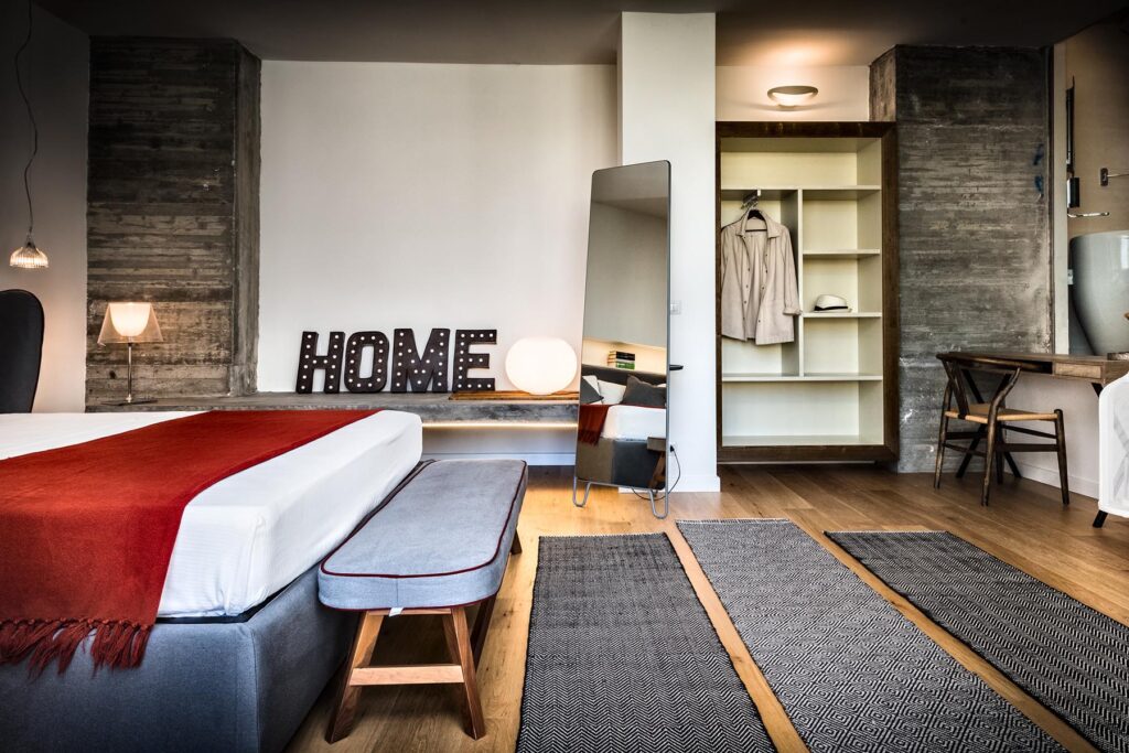 moderner Industriedesign charakterisiert die Juniorsuite, Hotel Teku Boutique, Barisardo - meer sardinien urlaub