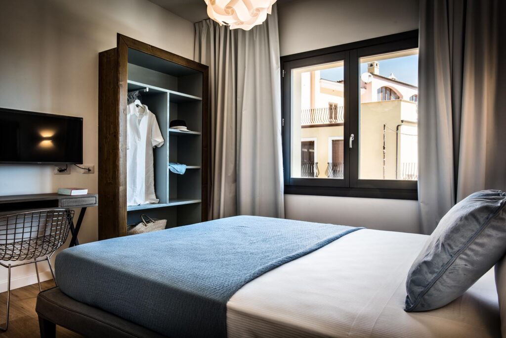 modernes Design der individuell gestalteten Schlafzimmer des Hotels Teku Boutique, Barisardo - meer sardinien urlaub