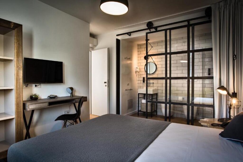 viele Zimmer bieten eine Glaswand zum Bad, Hotel Teku Boutique, Barisardo - meer sardinien urlaub